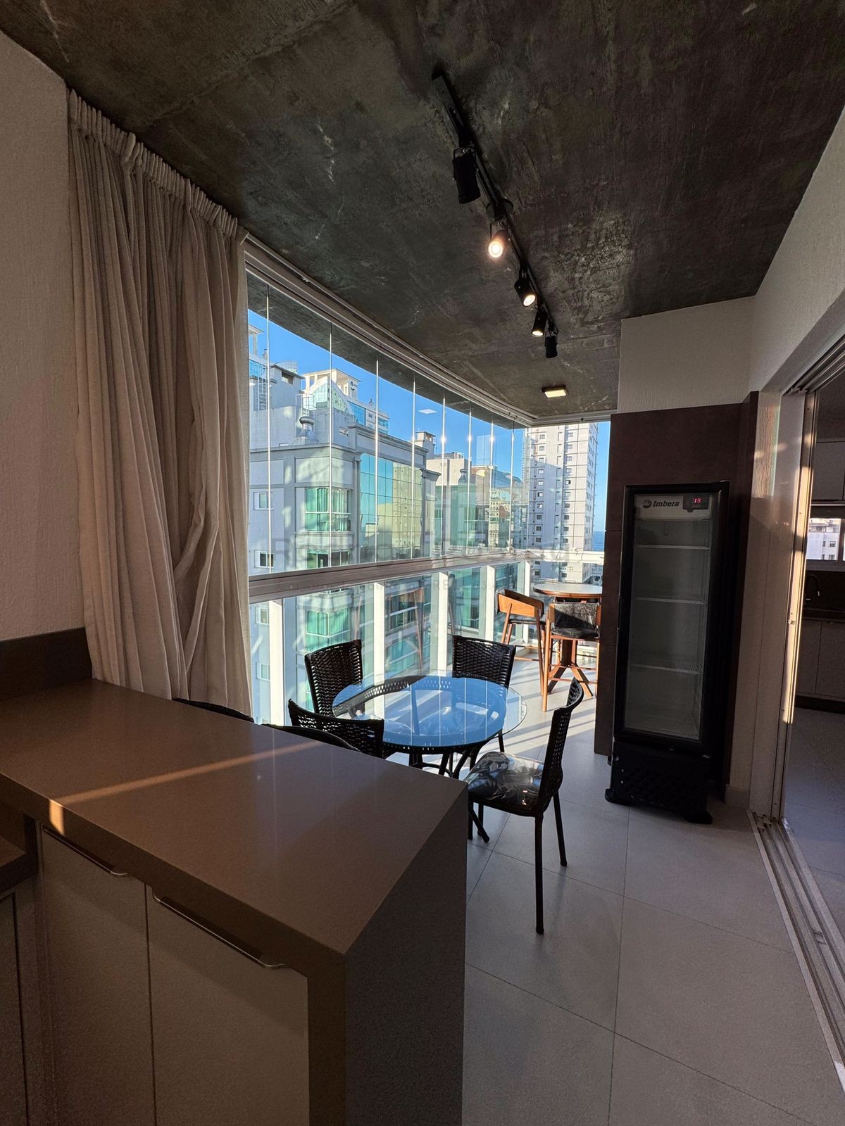 Apartamento finamente mobiliado no Saint Gabriel Residence - Meia Praia 