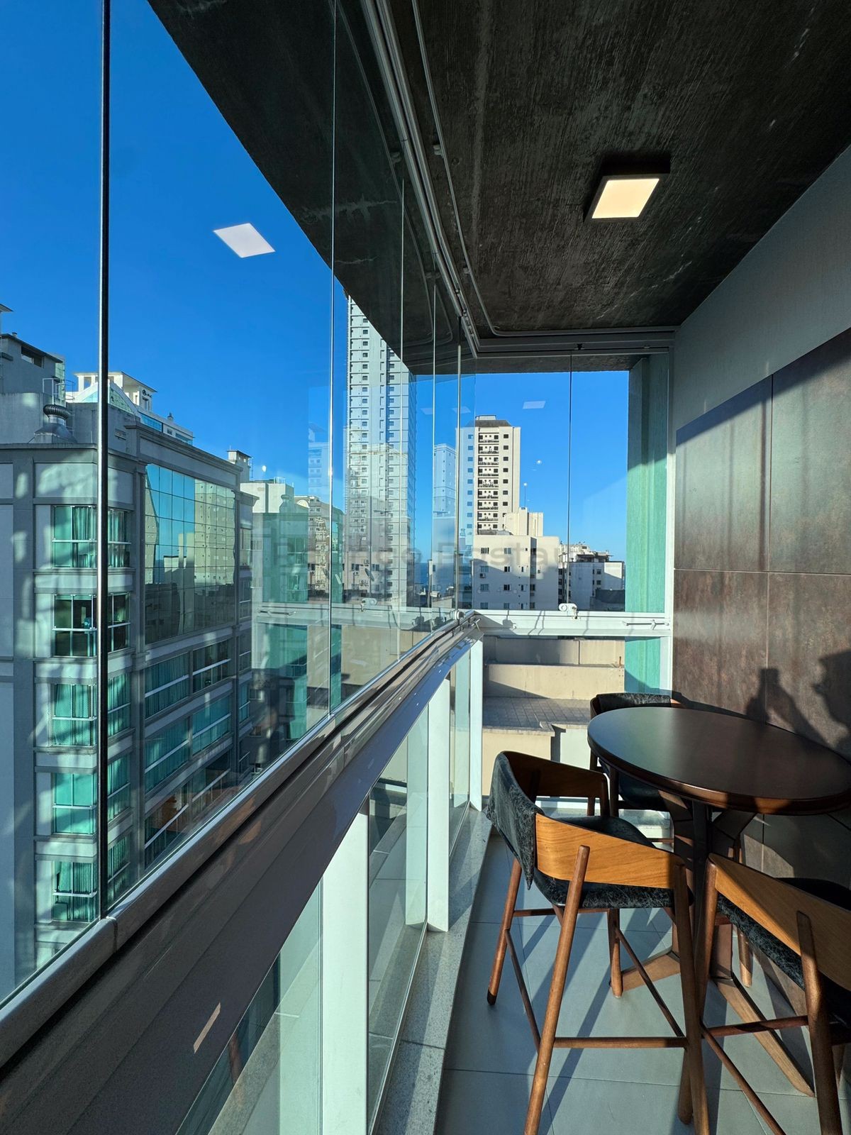 Apartamento finamente mobiliado no Saint Gabriel Residence - Meia Praia 