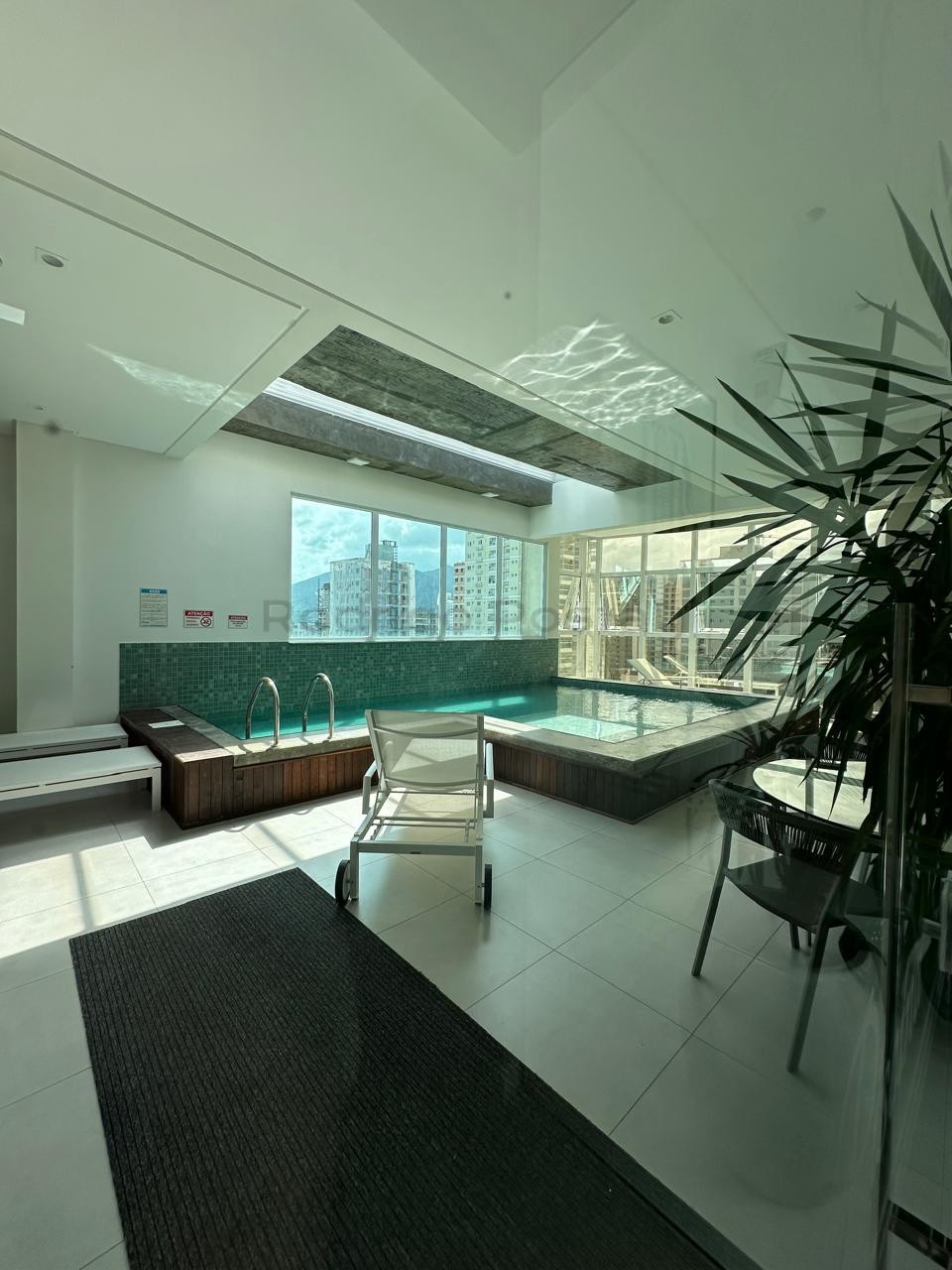 Apartamento finamente mobiliado no Saint Gabriel Residence - Meia Praia 