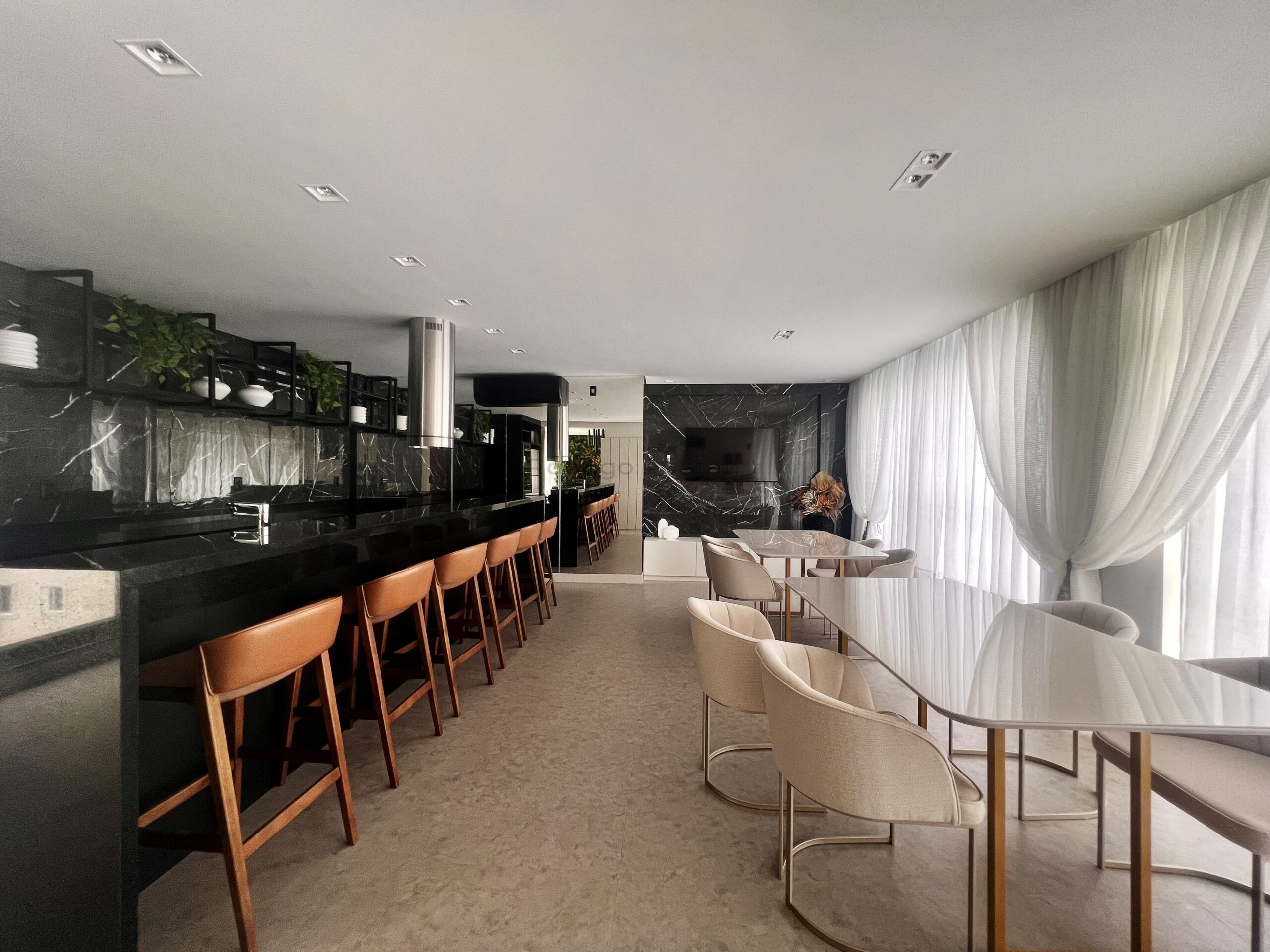 Apartamento no Residencial Santa Monica com lazer completo - Meia Praia Itapema