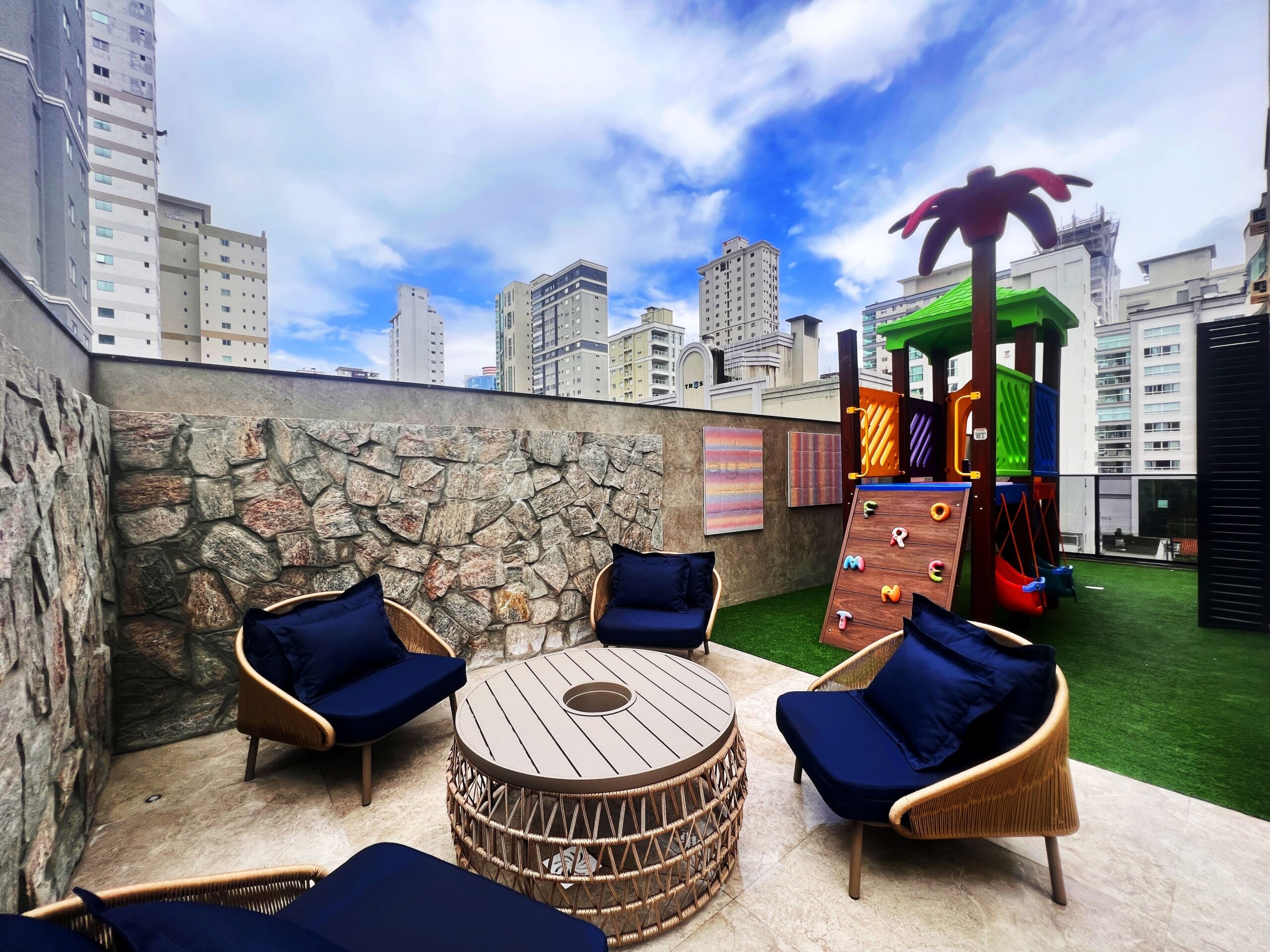 Apartamento no Residencial Santa Monica com lazer completo - Meia Praia Itapema