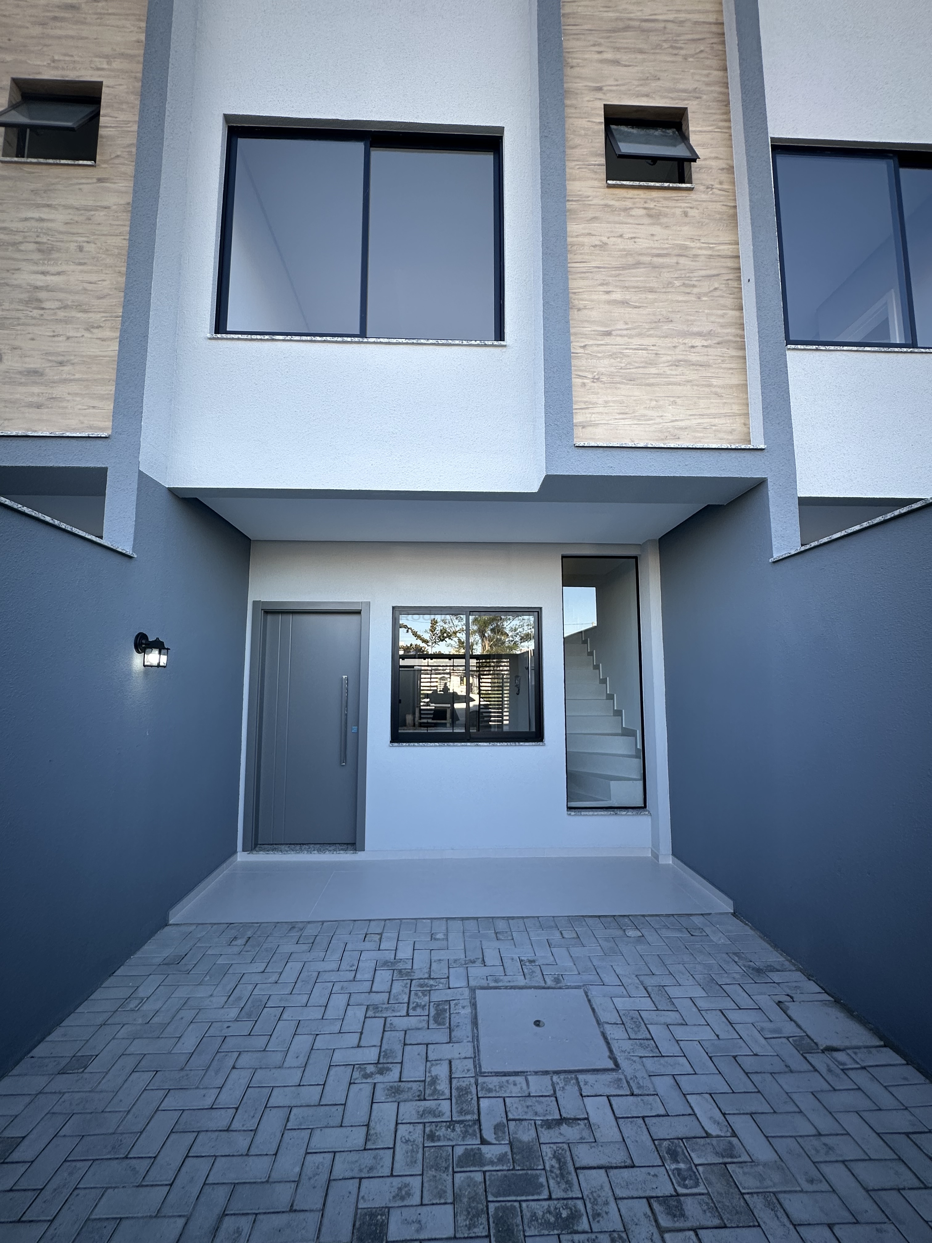 Sobrado alto padrão com 3 quartos e 2 vagas no Morretes