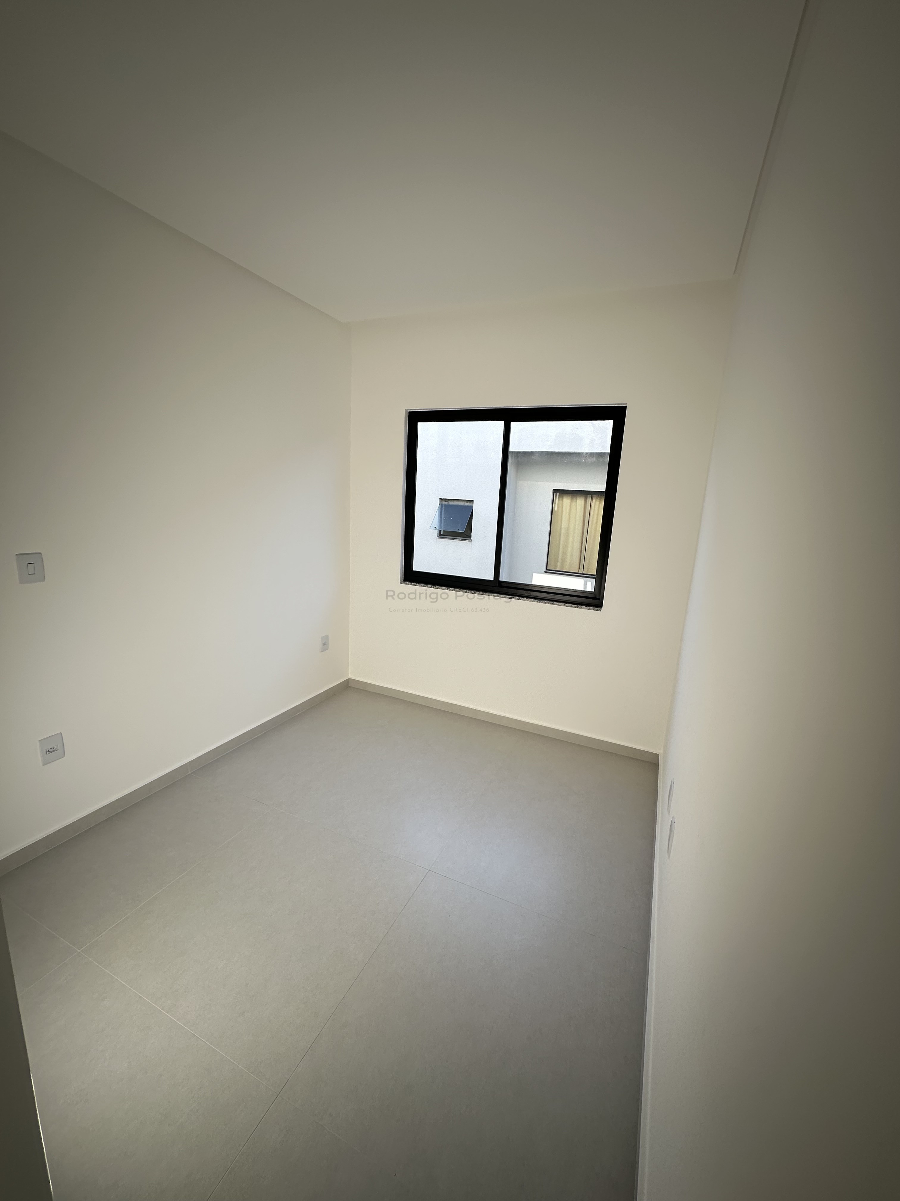 Sobrado alto padrão com 3 quartos e 2 vagas no Morretes