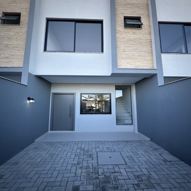 Sobrado alto padrão com 3 quartos e 2 vagas no Morretes