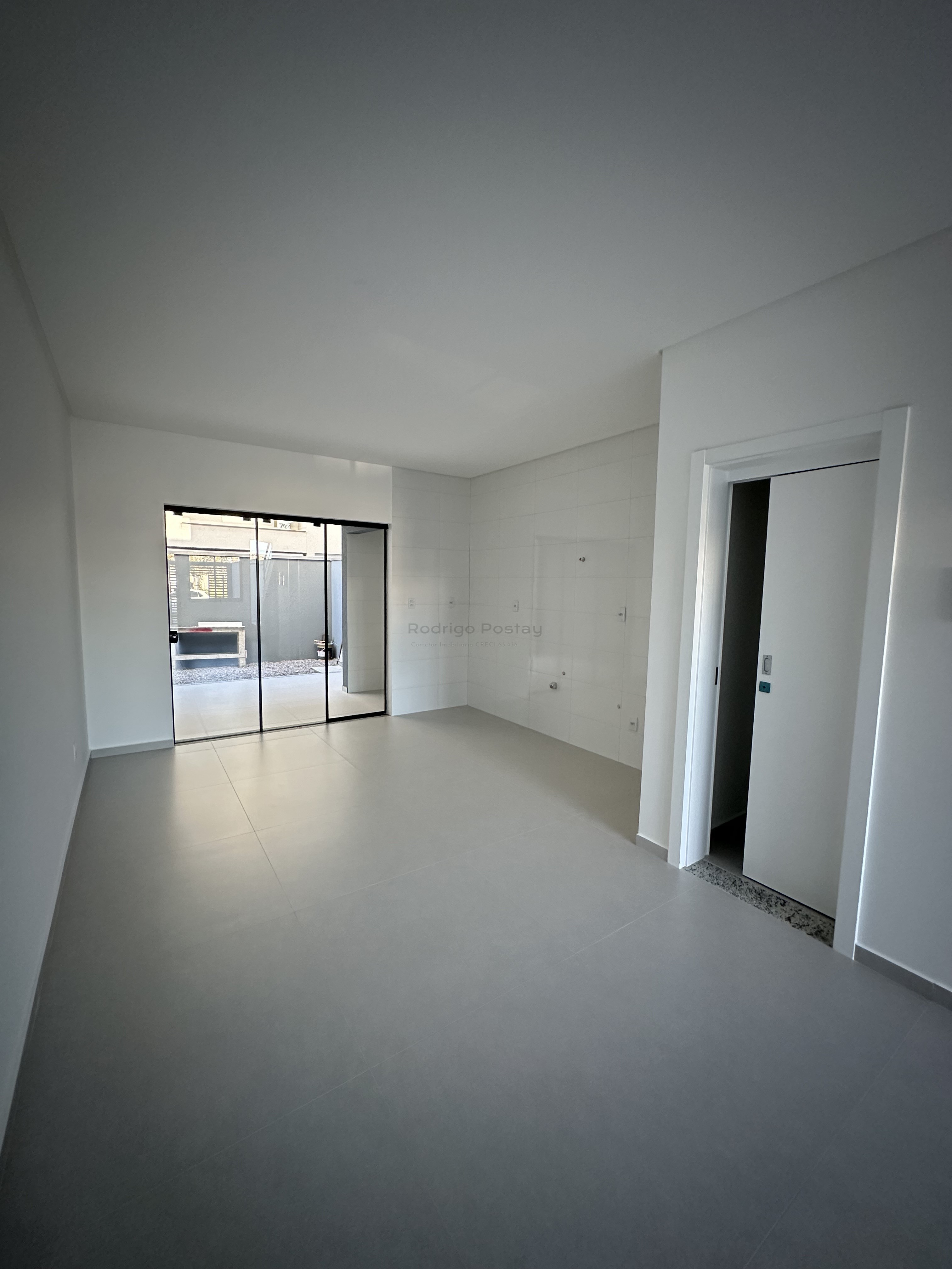 Sobrado alto padrão com 3 quartos e 2 vagas no Morretes