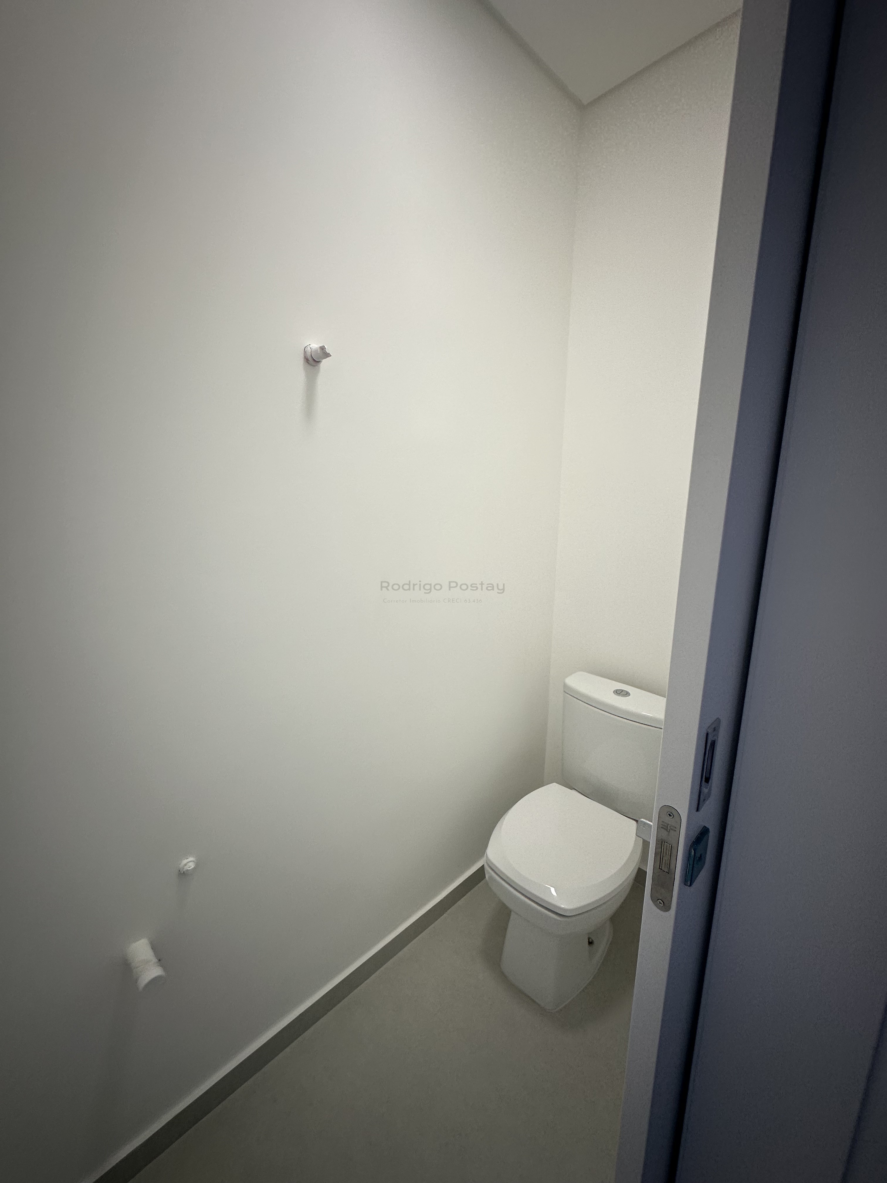 Sobrado alto padrão com 3 quartos e 2 vagas no Morretes