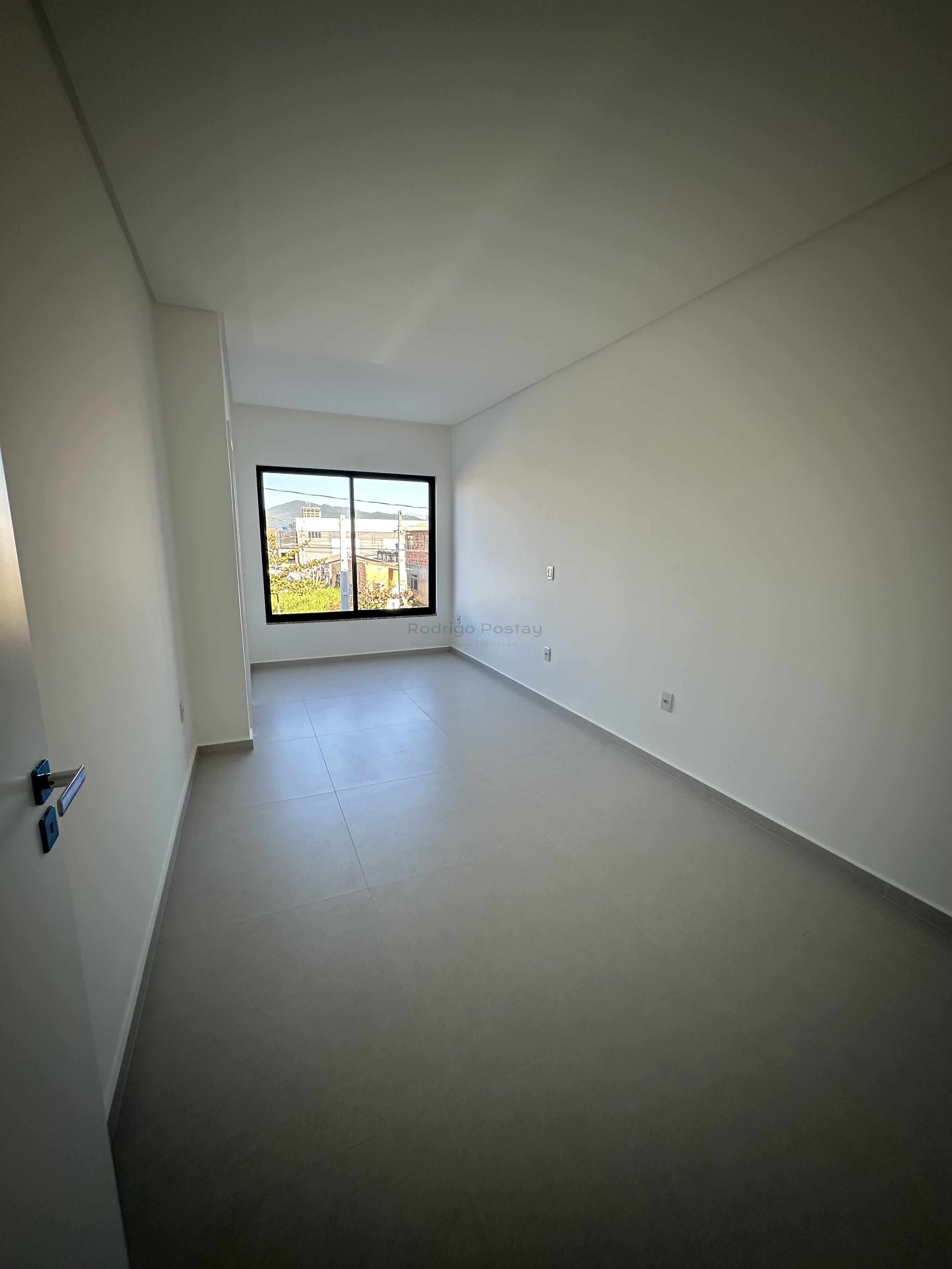 Sobrado alto padrão com 3 quartos e 2 vagas no Morretes