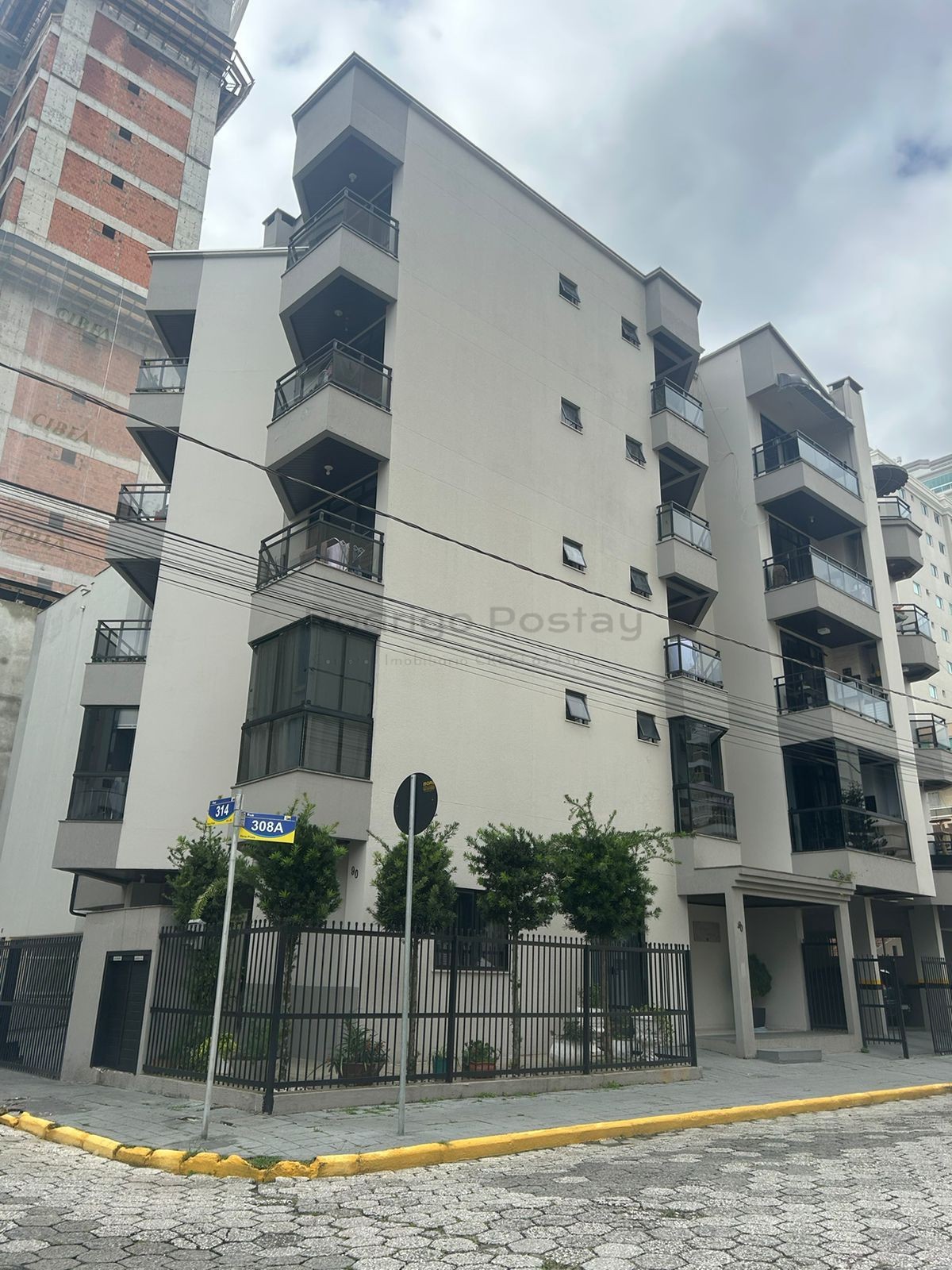 Apartamento mobiliado no Residencial Maresias - na Meia Praia em Itapema